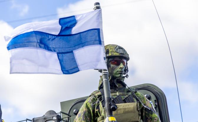 На фото: финский солдат во время военных учений.