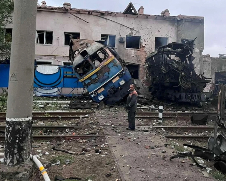 На фото: поезд, разрушенный ударом российского беспилотника.