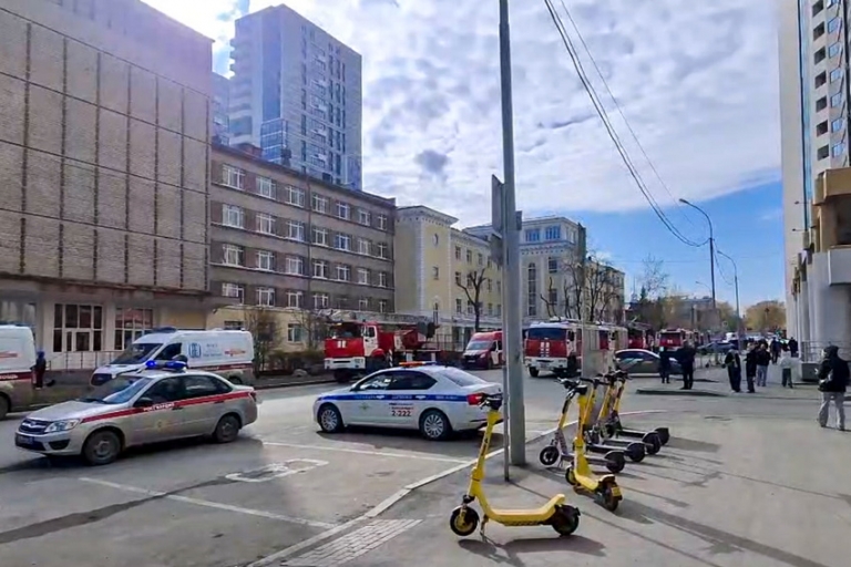 На фото: последствия атаки БПЛА в Екатеринбурге.