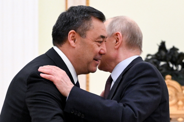 На фото: президент Киргизии Садыр Жапаров выразил благодарность за теплый прием и пригласил президента России Владимира Путина (справа) принять участие в Саммите глав государств-членов Шанхайской организации сотрудничества, который состоится 31 августа – 1 сентября текущего года в Бишкеке.