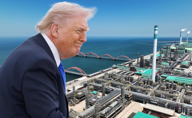 На фото: президент США Дональд Трамп на фоне индустриального парка китайской компании Hengli Petrochemical на острове Чансин.