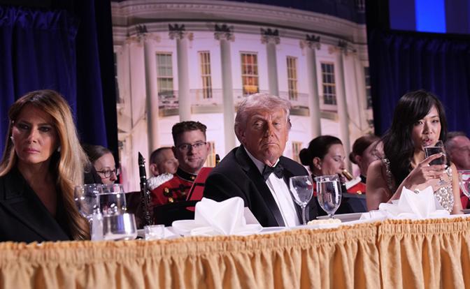На фото: Дональд Трамп во время ужина, когда было совершено покушение