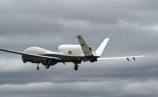 На фото: беспилотный летательный аппарат длительного действия MQ-4C Triton