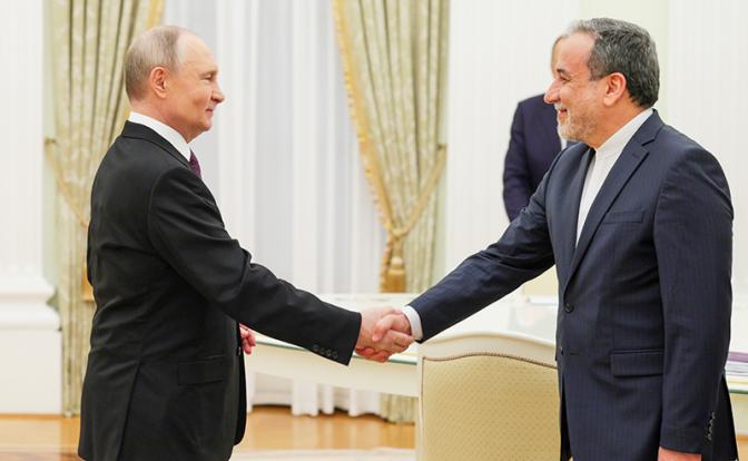 На фото: президент РФ Владимир Путин и министр иностранных дел Ирана Аббас Арагчи (слева направо) во время встречи. Архивное фото.