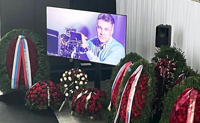 На фото: фотография телеведущего Алексеея Пиманова на экране во время прощания с ним на Троекуровском кладбище.