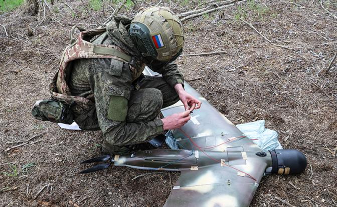 На фото: военнослужащий подразделения беспилотных систем