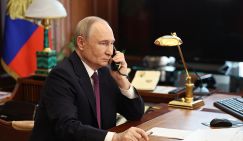 Путин сообщил Трампу о готовности объявить перемирие ко Дню Победы