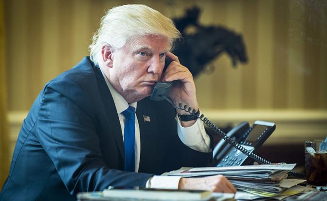 На фото: президент США Д. Трамп провел телефонный разговор с президентом РФ В. Путиным