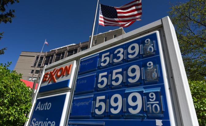 На фото: цены на бензин на заправке Exxon на Капитолийском холме в Вашингтоне, округ Колумбия, США.