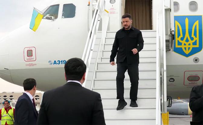 На фото: Владимир Зеленский во время прибытия в Ереван