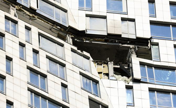 На фото: здание, поврежденное в результате атаки БПЛА, в районе Мосфильмовской улицы.