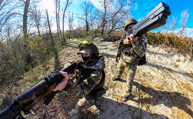 На фото: военнослужащие десантно-штурмового полка на оборонительных позициях на берегу Каховского водохранилища.