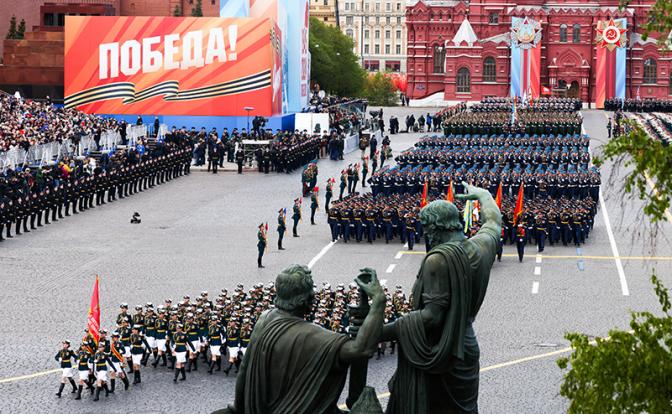 Торгаш Днем Победы: Зеленскому без разницы на чем «рубить бабло» - на памяти поколений или на поставках оружия