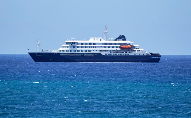 На фото: круизный лайнер MV Hondius