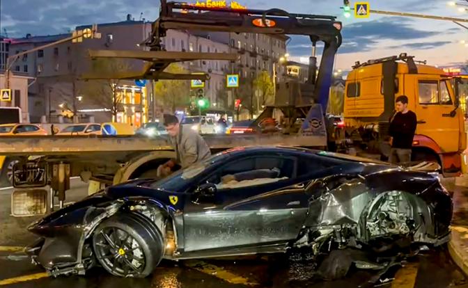 На фото: обстановка на месте ДТП со спорткаром Ferrari, в котором находился певец Александр Алиев ("HammAli & Navai"), на Зуборовском бульваре