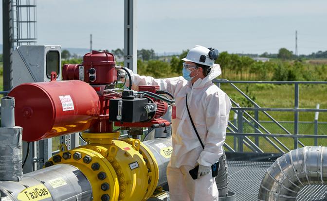 Япония, проклиная все на свете, тащит нефть из Казахстана. Сахалин ближе, но Америка может наказать
