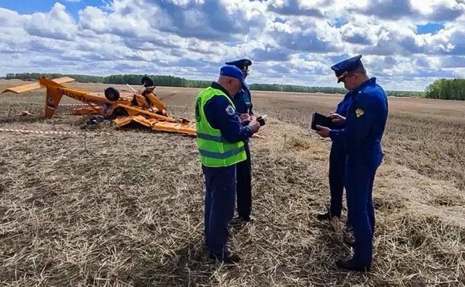 На фото: легкомоторный самолет "Аэропракт-22" компании "Авиабаза", разбившийся около деревни Кошкарево Азовского немецкого национального района.