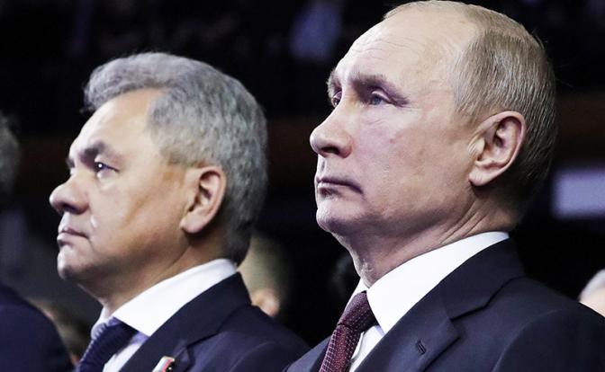 На фото: Сергей Шойгу и президент РФ Владимир Путин (слева направо)