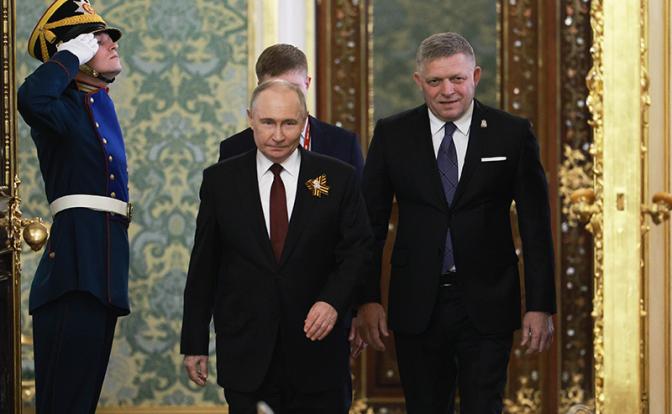 На фото: президент РФ Владимир Путин и премьер-министр Словакии Роберт Фицо (слева направо)