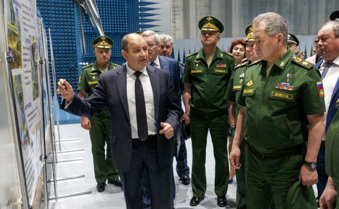 На фото: гендиректор компании "Информационные спутниковые системы" Николай Тестоедов (слева) и министр обороны России Сергей Шойгу о время посещения предприятия "Информационные спутниковые системы" (ИСС) имени Решетнева", Красноярский край, 2017 год.