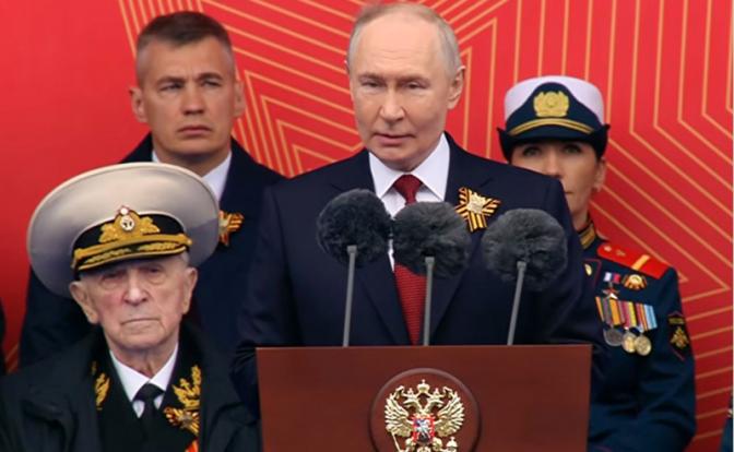 На фото: президент РФ Владимир Путин во время парада, посвященного 81-й годовщине Победы в Великой Отечественной войне, на Красной площади