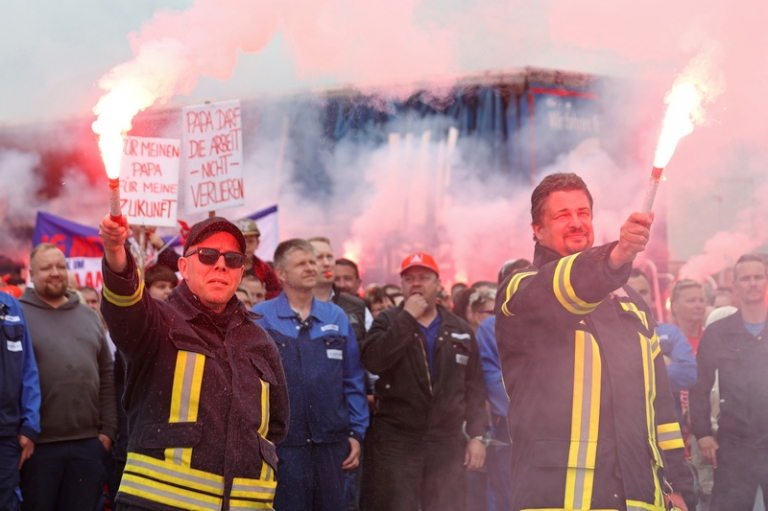 На фото: местные жители на митинге против закрытия литейного завода Bohai Trimet Automotive Holding, Саксония-Анхальт, Германия.