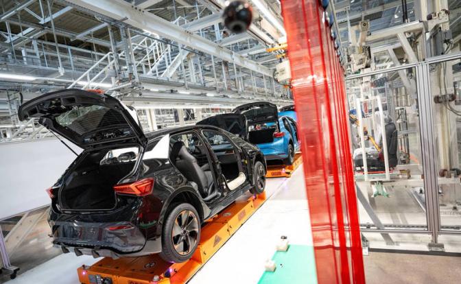На фото: вид производственного цеха на заводе Volkswagen.