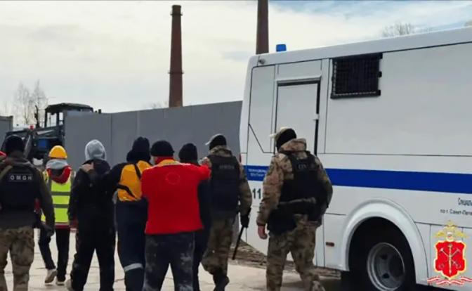 Полиция задержала 25 нелегалов прямо на фортах Кронштадта