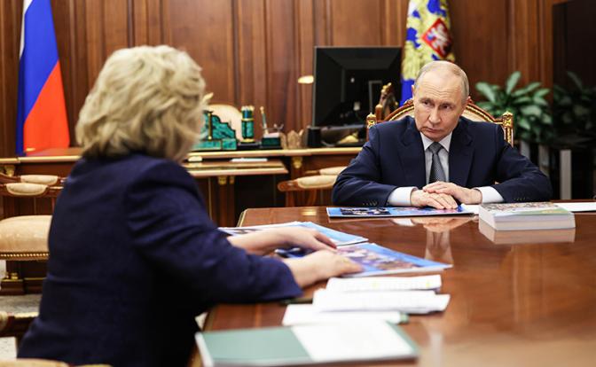На фото: президент РФ Владимир Путин и уполномоченный по правам человека в РФ Татьяна Москалькова во время встречи в Кремле.
