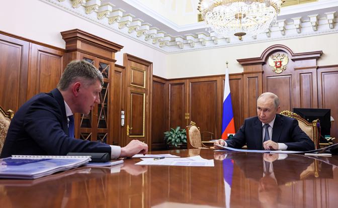 На фото: президент РФ Владимир Путин и министр экономического развития РФ Максим Решетников (справа налево) во время встречи в Кремле.