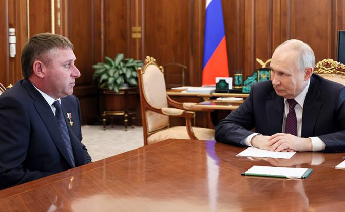 На фото: президент РФ Владимир Путин и временно исполняющий обязанности губернатора Белгородской области Александр Шуваев (справа налево) во время встречи в Кремле
