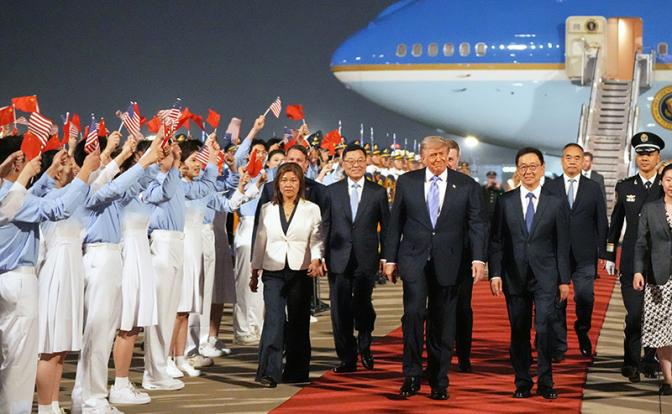 На фото: прибытие президента США Дональда Трампа в Пекин
