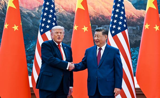 На фото: председатель КНР Си Цзиньпин и президент СЩА Дональд Трамп (справа налево)