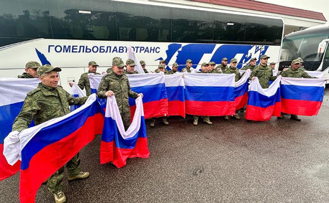 На фото: российские военнослужащие, вернувшиеся из украинского плена.
