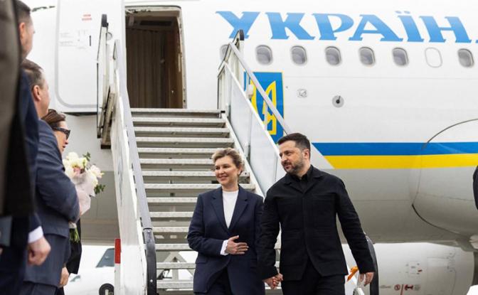 На фото: президент Украины Владимир Зеленский прибыл на саммит в Румынию
