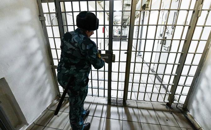 Российские тюрьмы теряют сидельцев - но охранять оставшихся все равно некому
