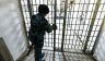 Российские тюрьмы теряют сидельцев - но охранять оставшихся все равно некому