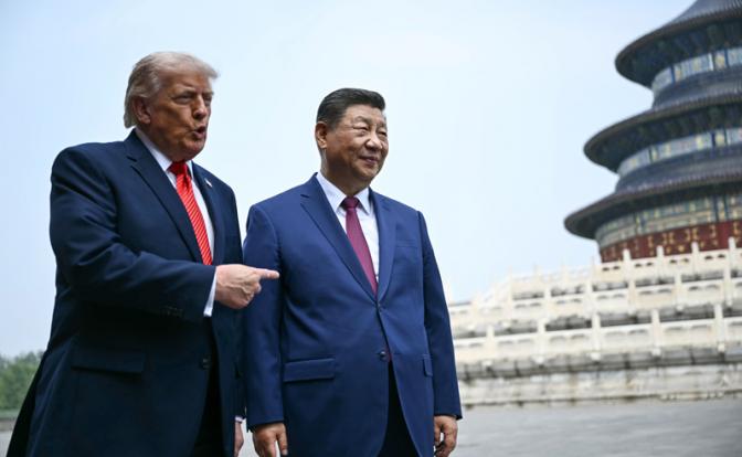 На фото: председатель КНР Си Цзиньпин и президент СЩА Дональд Трамп (справа налево) в Пекине, Китай.
