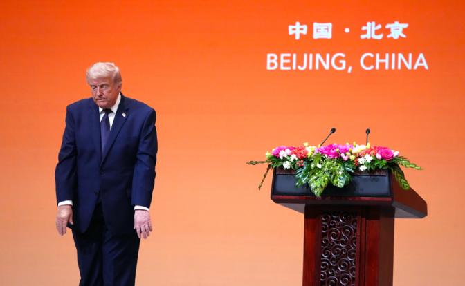 На фото: президент США Дональд Трамп во время государственного ужина с председателем КНР Си Цзиньпином в Большом зале народных собраний в Пекине, Китай.