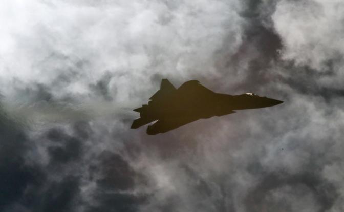 На фото: истребитель Су-57.