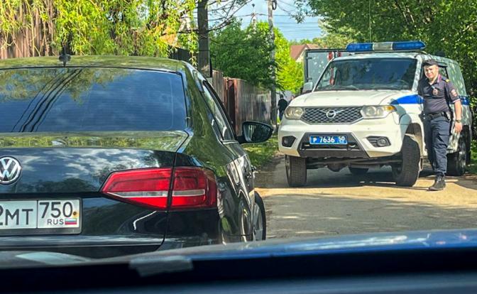 На фото: обстановка на месте падения БПЛА, поселок Погорелки, Московская область, Россия.
