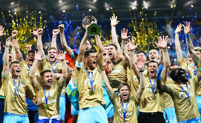 На фото: игроки команды "Зенит" радуются победе.