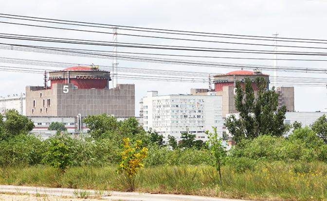 На фото: вид на энергоблоки Запорожской атомной электростанции.