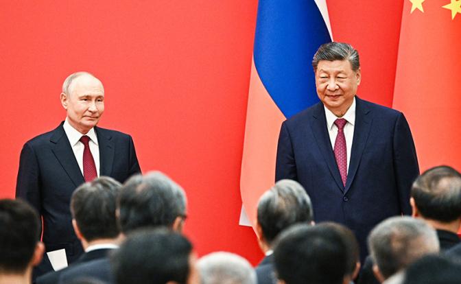На фото: президент РФ Владимир Путин и председатель Китайской Народной Республики Си Цзиньпин (слева направо)