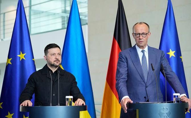 На фото: канцлер Германии Фридрих Мерц и президент Украины Владимир Зеленский (справа налево)