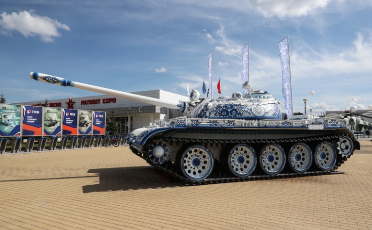 На фото: танк Т-54, окрашенный под гжель, был представлен на открытой выставочной площадке выставочного центра &laquo;Патриот&raquo;.