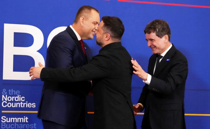 На фото (слева направо): президент Польши Кароль Навроцкий, Владимир Зеленский и президент Румынии Никушор Дан на саммите B9 в президентском дворце Котрочени в Бухаресте, Румыния.