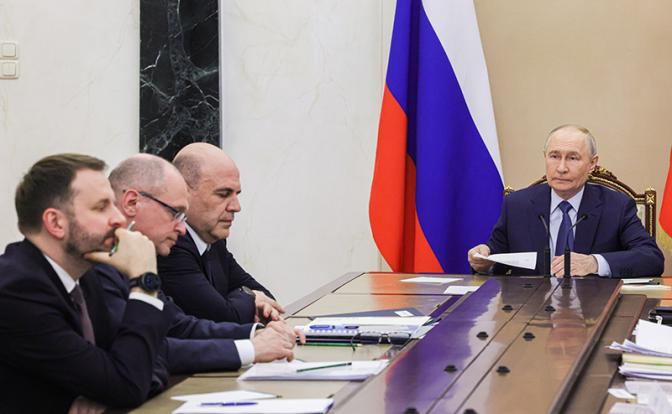 На фото: президент РФ Владимир Путин (справа) во время совещания по экономическим вопросам в Кремле.