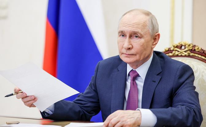 На фото: президент РФ Владимир Путин во время заседания Совета при президенте РФ по реализации государственной политики в сфере поддержки русского языка и языков народов РФ.
