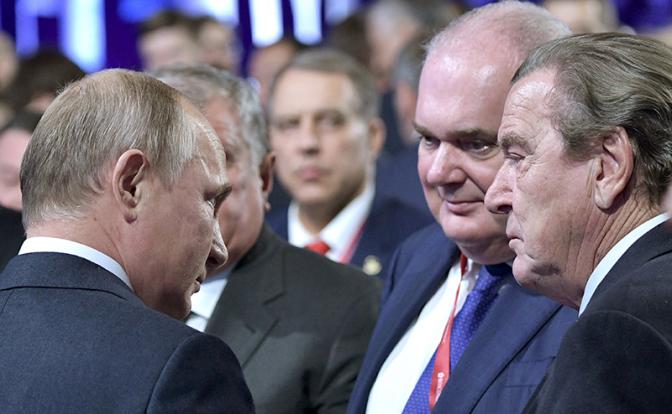 На фото: президент РФ Владимир Путин (слева) и бывший канцлер Германии Герхард Шрёдер (справа). Архивное фото.